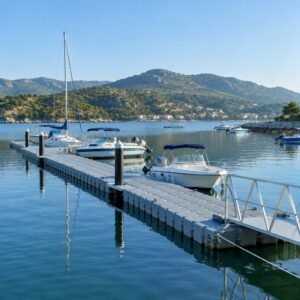 Muelle flotante modular en una marina tranquila