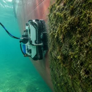 Robot de limpieza adherido al casco de un buque